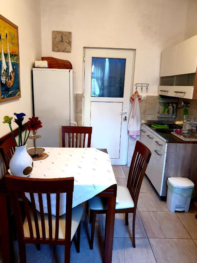 Yellow, Red & Blue Apartment Split Bagian luar foto