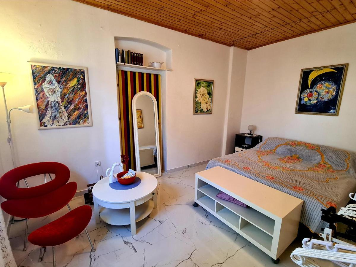 Yellow, Red & Blue Apartment Split Bagian luar foto