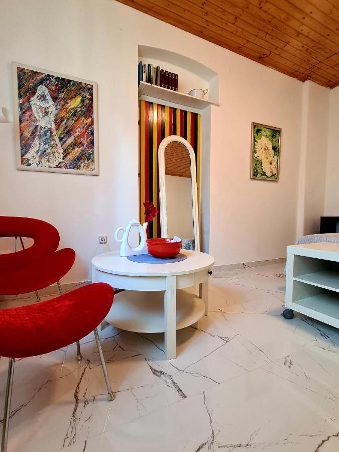 Yellow, Red & Blue Apartment Split Bagian luar foto